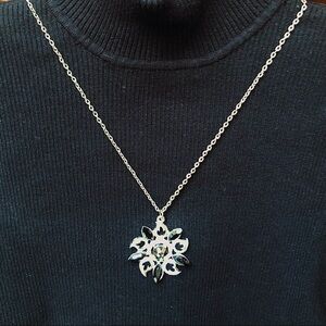 Flower Pendant Necklace ~ Vintage